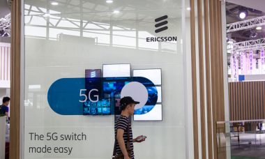 Les gens visitent le stand Ericsson pendant le Mobile World Congress (MWC) Shanghai 2019