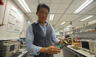 Le professeur Yue travaille sur la prochaine génération de puces informatiques
